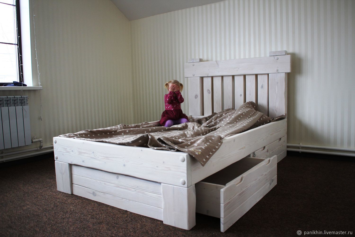 Односпальная кровать из массива сосны с ящиками