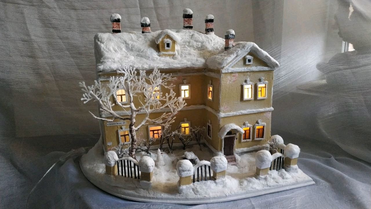 Комфортный домик, украшена ёлка и слеплен снеговик - всё создано для семейной атмосферы))