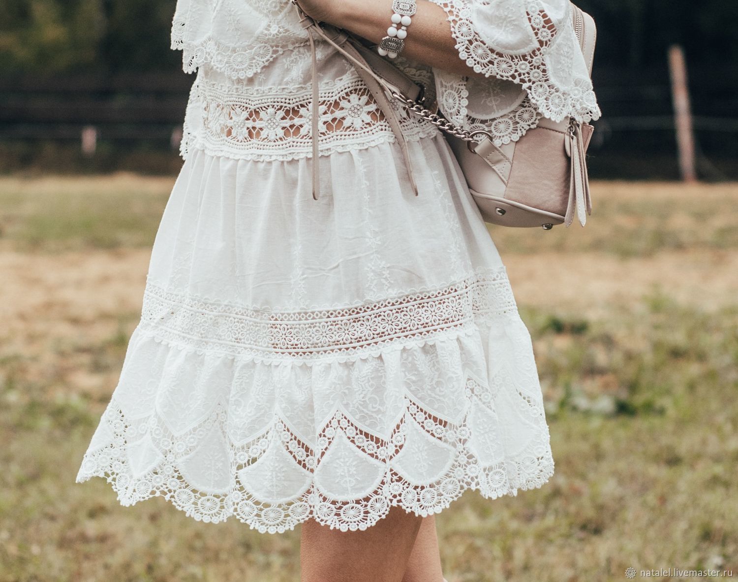 Белое платье с шитьем