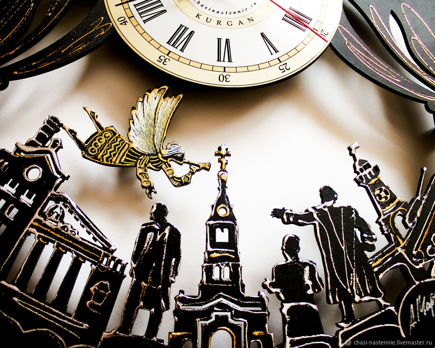 Часы и город