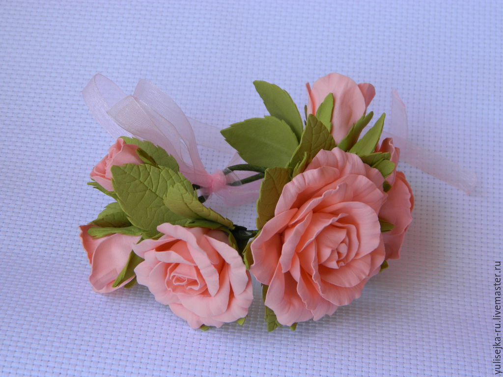 Гребень ручной работы с розовыми розами из фоамирана