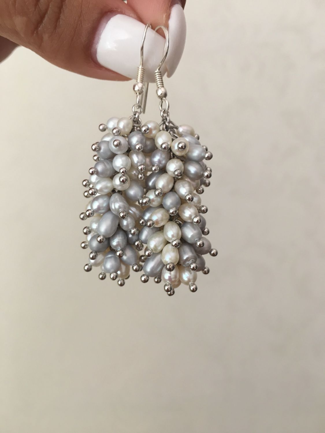 Серьги жемчуг гроздья. Серьги жемчужные грозди. Серьги грозди из жемчуга. Серьги виноградная гроздь лоза. Серьги с бусинами.