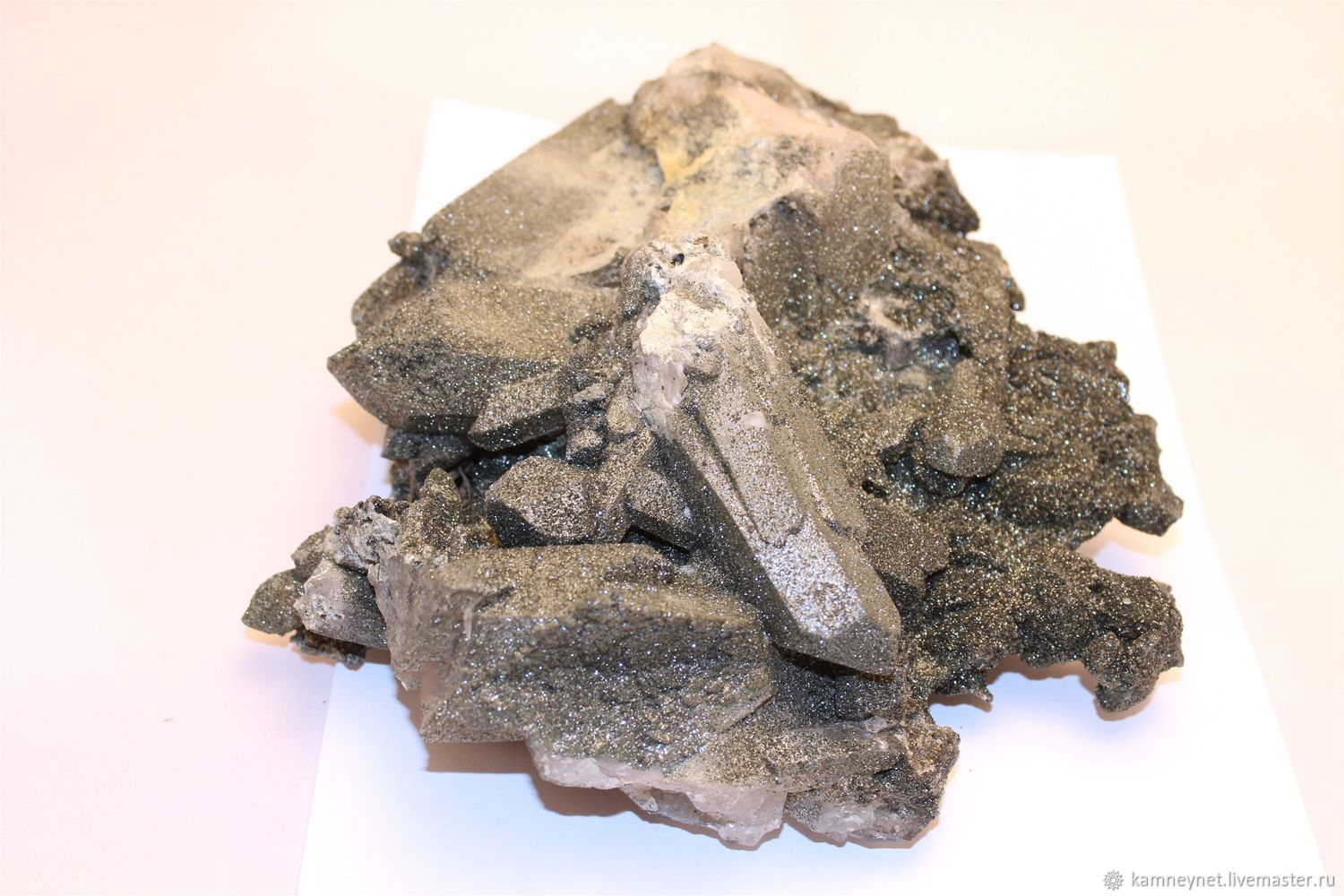 горный дымчатый кварц. кварц приполярный урал. кварц с включениями. горный хрусталь минерал урал. бингемит кварц.