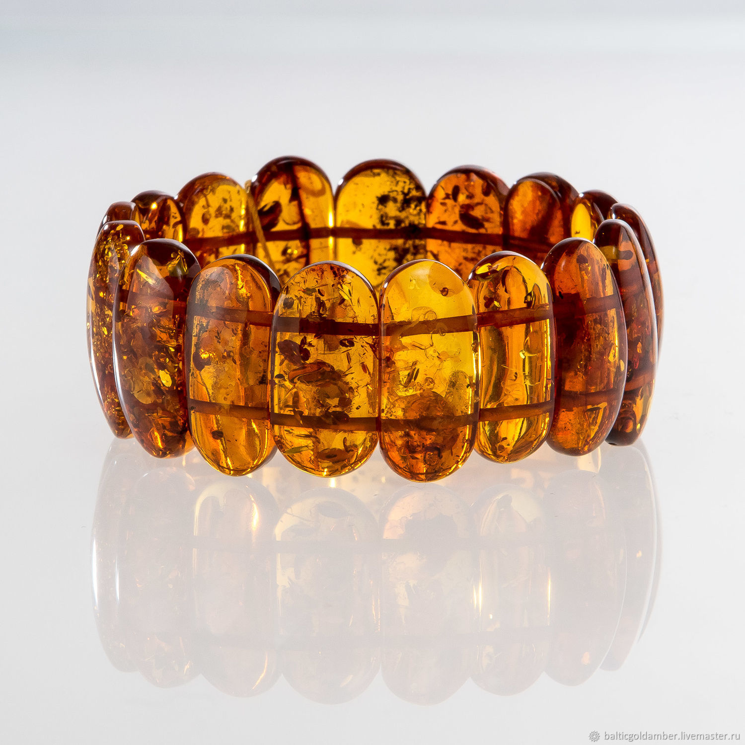 Женский широкий браслет из натурального янтаря в интернет-магазине наЯрмарке Мастеров