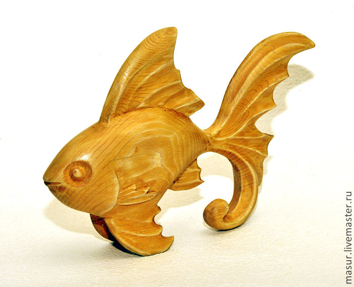Хвойная рыба. Золотая рыбка статуэтка. Статуэтка «рыбы». Фигурка рыбки дерево. Сувенир "Золотая рыбка".