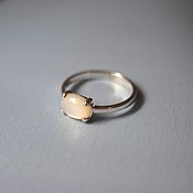 Золотое помолвочное кольцо с вставками из белого золота