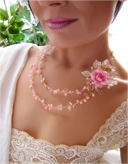 Необычное колье с розовой розой.
Цветочное колье в розовых тонах.
Свадебное колье с цветком розы.
Колье для невесты с цветком розовой розы.