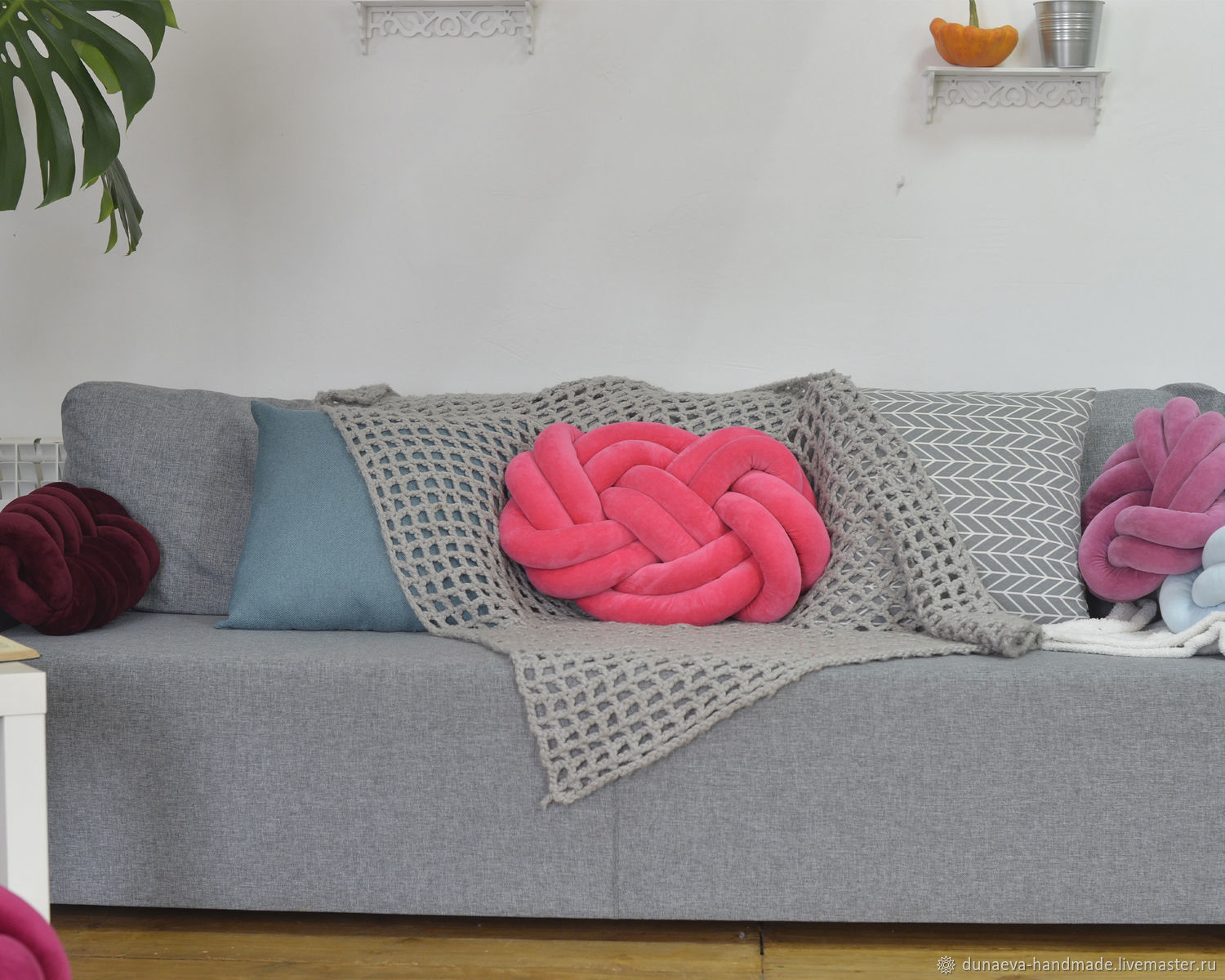Розовый диван с подушками