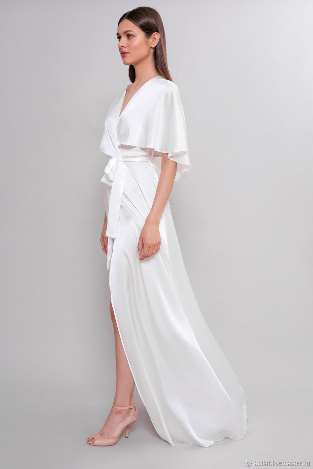 Белое длинное шелковое платье