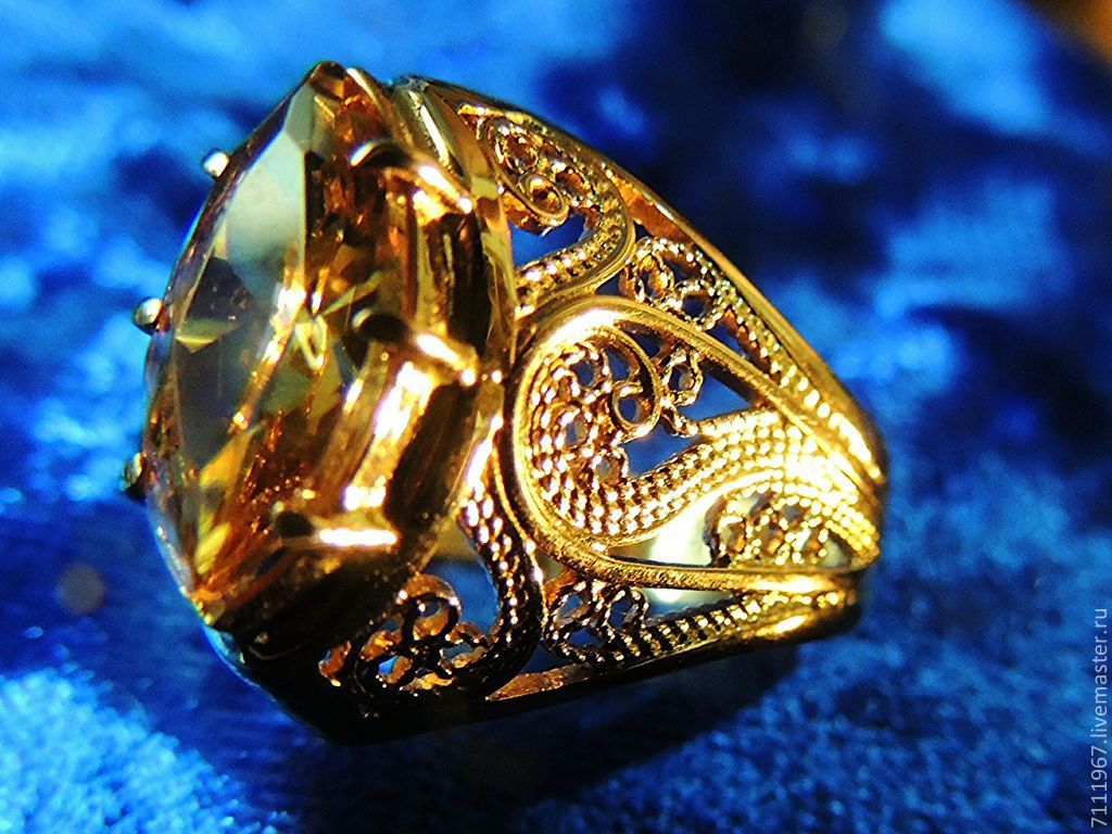 Изделия из золота кольца с камнями