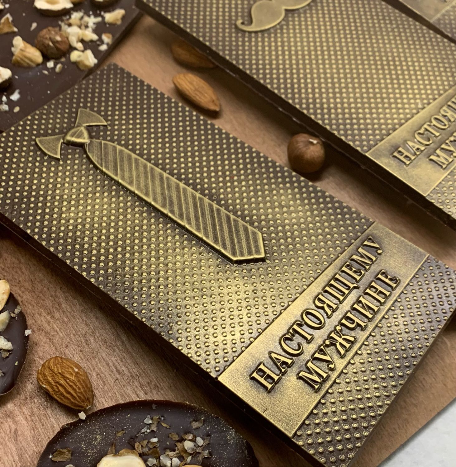 подарочный набор "23 февраля". шоколад ручной работы на 23 февраля. пистолет из шоколада. шоколадный набор. наборы из шоколада на 23 февраля.