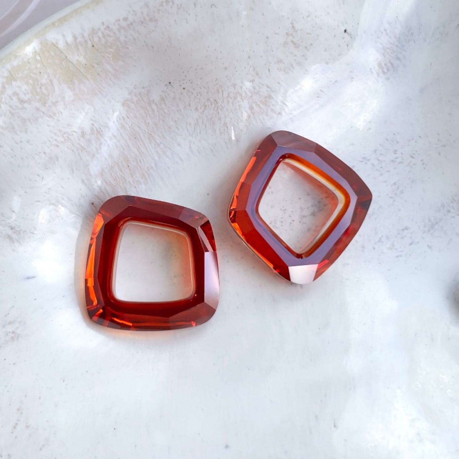 20 мм. Swarovski 4437 Cosmic Square Ring. Red Magma купить в  интернет-магазине Ярмарка Мастеров по цене 820 ₽ – QAXW0RU | Кристаллы,  Москва - доставка по России