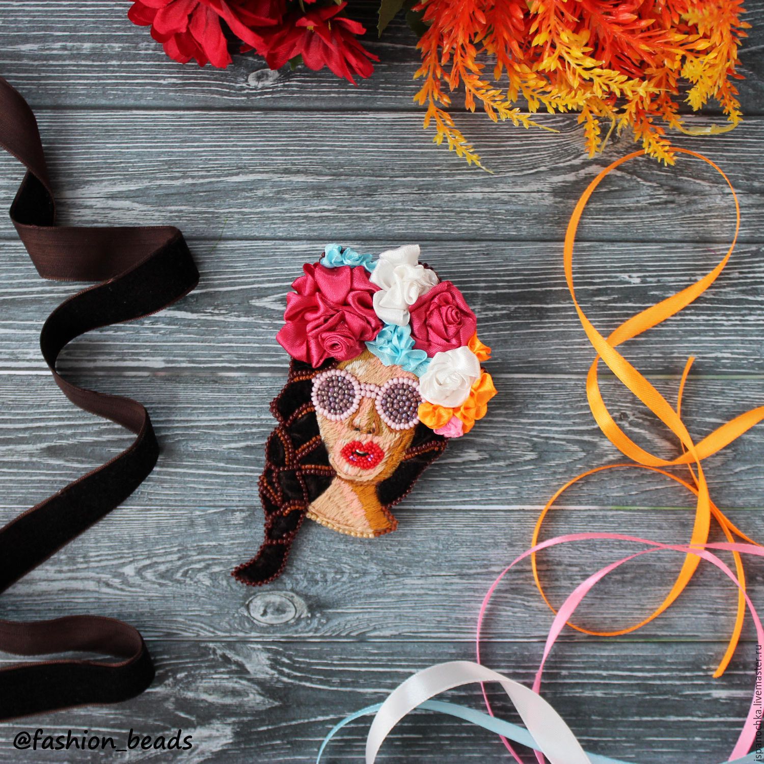 Девушка волосы брошь. Брошь для декольте. Брошь с девушкой. Брошь с девушкой. Девушка волосы брошь.