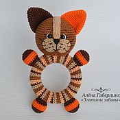 Куклы и игрушки ручной работы. Ярмарка Мастеров - ручная работа Kitty Kruglyash-rattle on a wooden ring, crocheted. Handmade.
