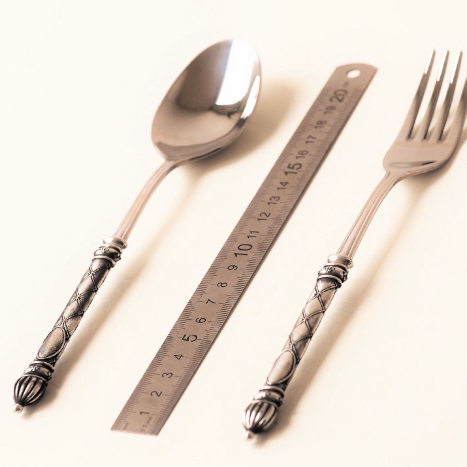 Table forks. Столовые приборы в винтажном стиле. Винтажные столовые приборы. Королевские столовые приборы. Винтажный столовый прибор в в.