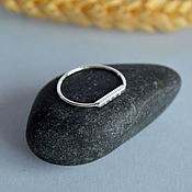 Широкое серебряное кольцо с чеканкой