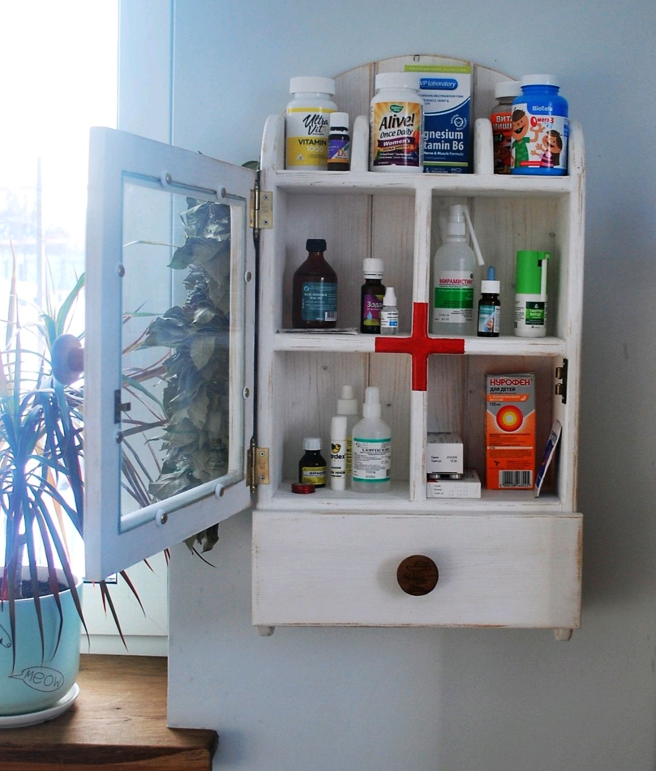 Шкафчик аптечка навесной деревянный