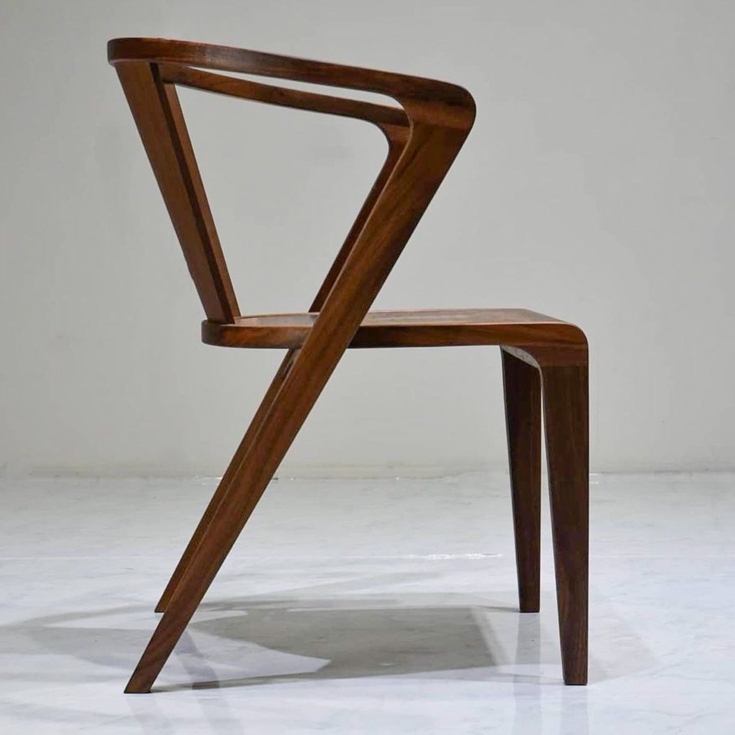 деревянный стул из массива дерева