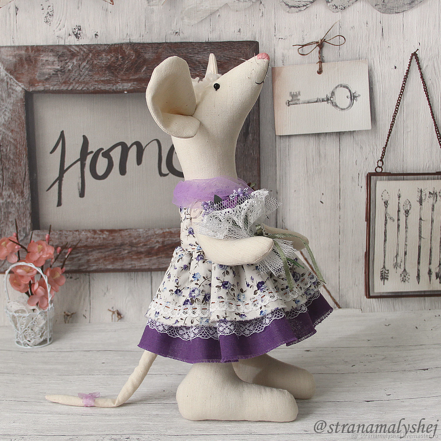 Интерьерная кукла крыса. Мышь интерьерная. Запасливая мышка осенняя поделка мышка и мешочки. Интерьерные игрушки в стиле прованс. Вязаные игрушки мышь.