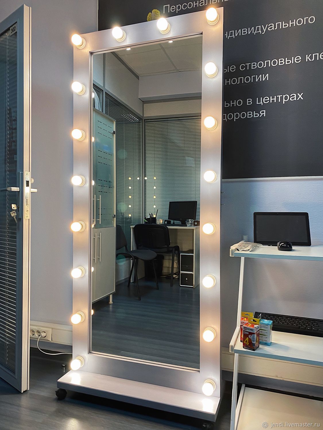 Гримерное зеркало с лампочками на подставке 180х80 см Серое в интернет .
