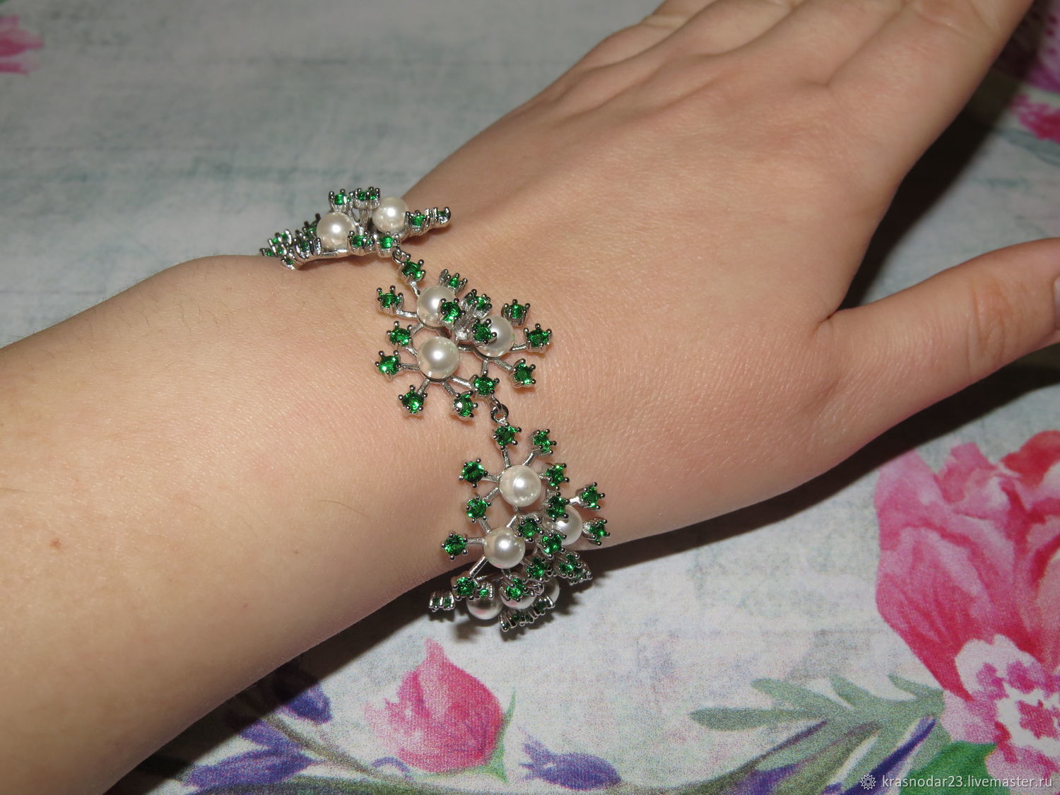 Bracelet in SILVER 925 coated with rhodium (that was always great-shiny and bright), decorated with chrome diopside and natural white pearls
