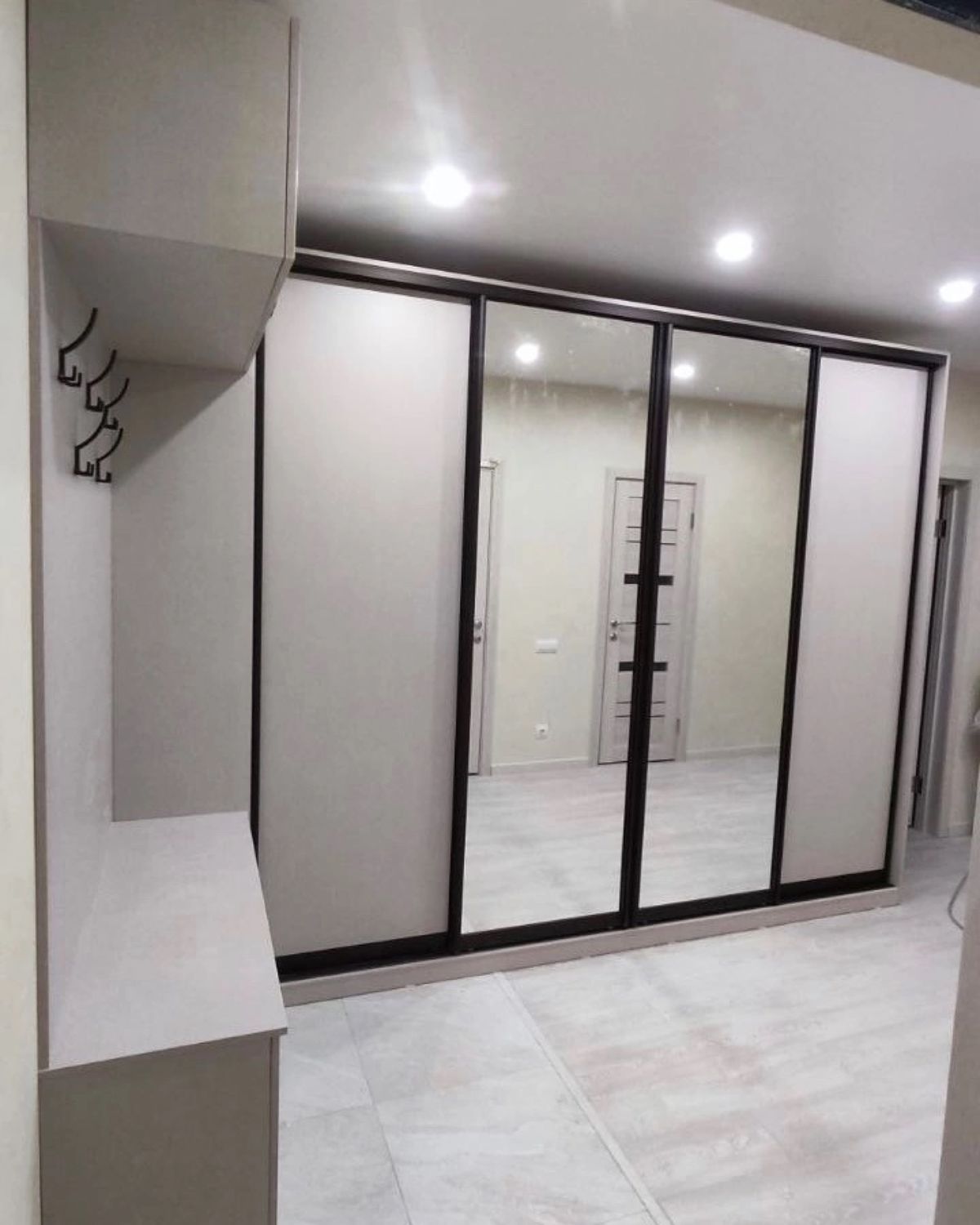 klassicheskaya-prihozhaya-v-bezhevom-tsvete