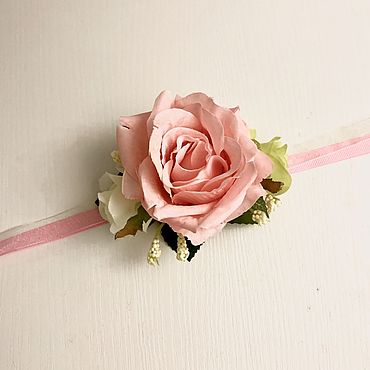 Заказать браслет из розовых орхидей для невесты на руку 