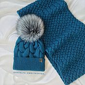 Вязаный женский комплект:шапка с меховым помпоном и шарф