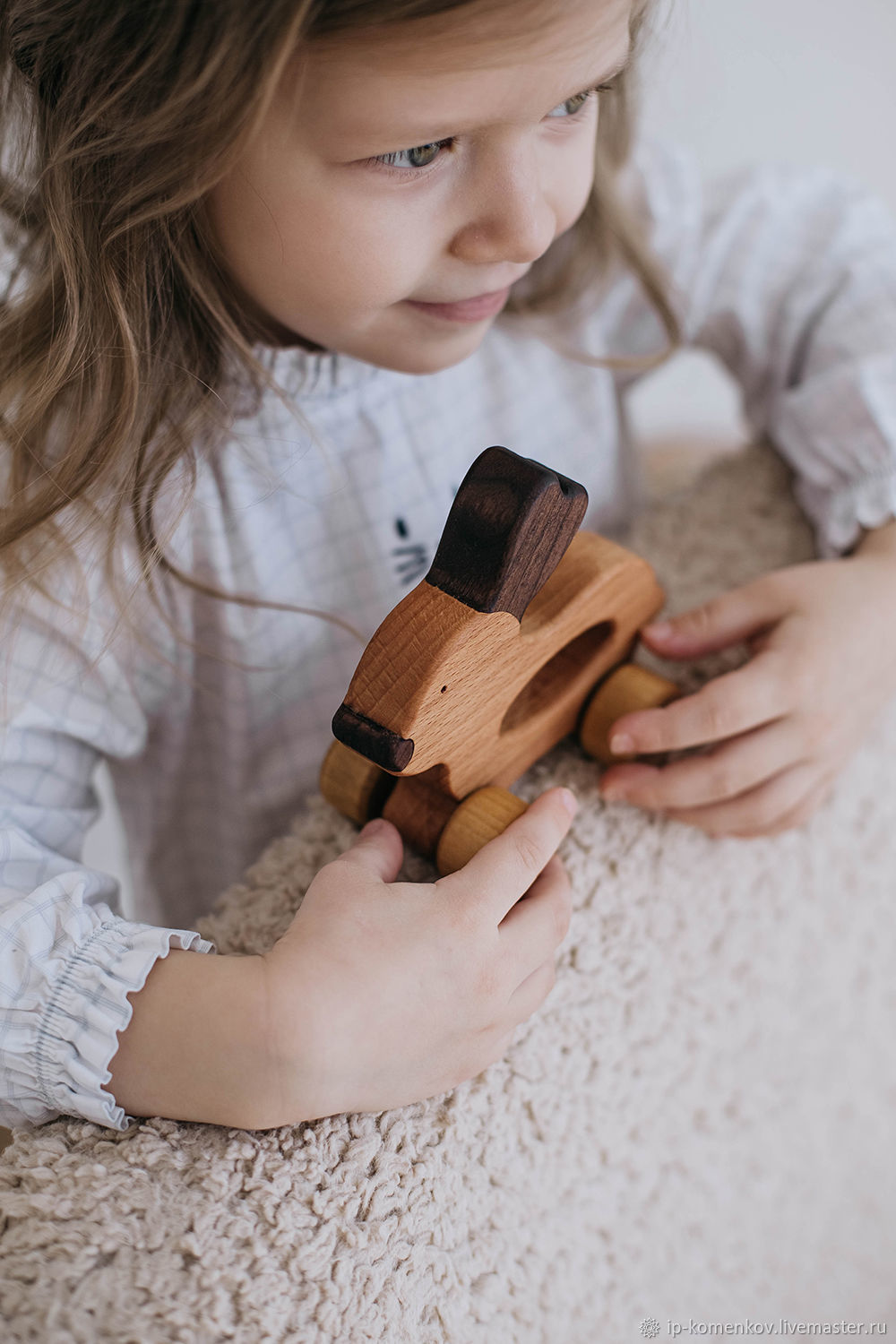 Деревянная игрушка каталка "Зайка" в интернет-магазине Ярмарка Мастеров ...