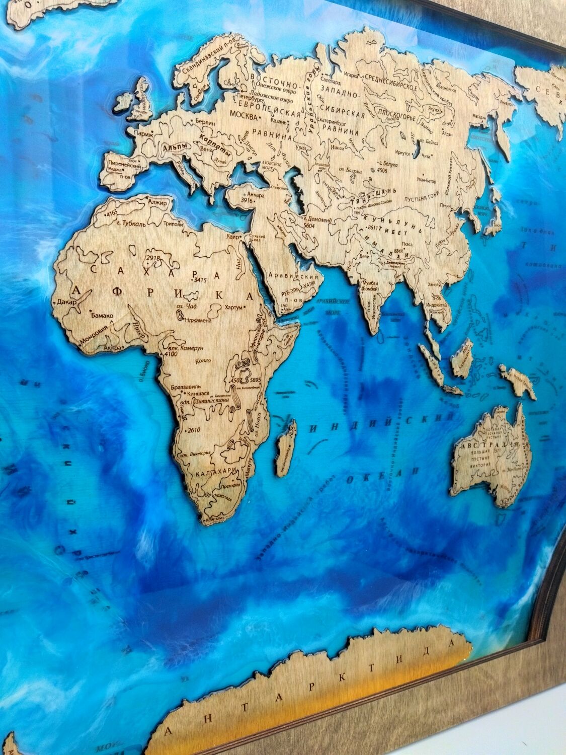 Стол из эпоксидной смолы карта мира