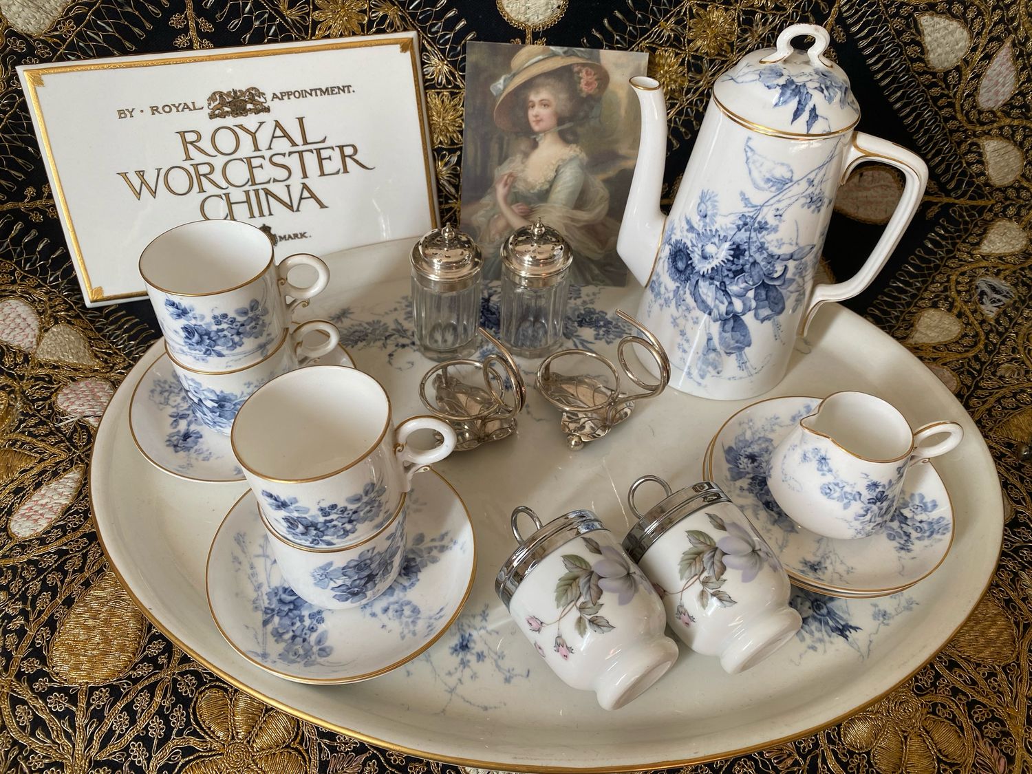 Royal vintage m. Royal Worcester чайный сервиз. Сервиз зима. Kодлеры Нирвана ( Coddlers) Royal Worcester. Столовый сервиз Royal Worcester синий орнамент.