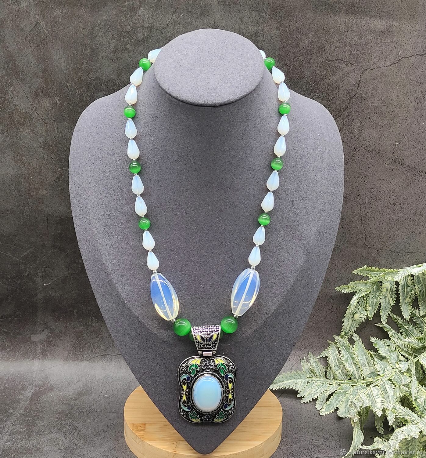 Лунный камень , зеленый кошачий глаз колье с кулоном купить в интернет ...