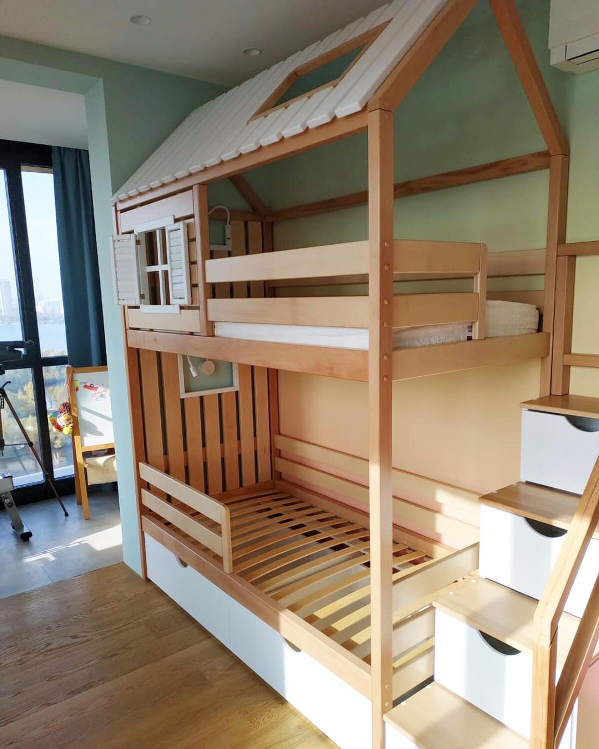 кровать двухъярусная с комодом лестницей из массива