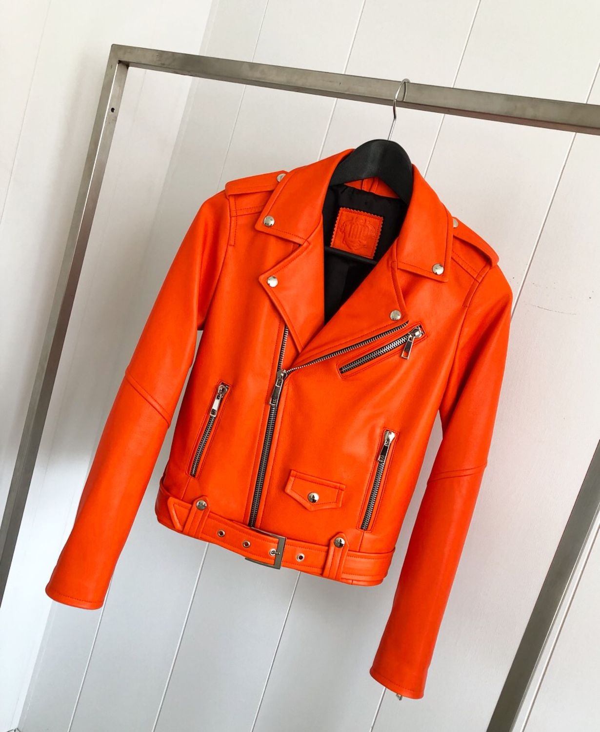 Куртка косуха из натуральной кожи купить. Ривер Исланд косуха оранжевая. Косуха женская. Куртка косуха женская. Оранжевая куртка косуха.