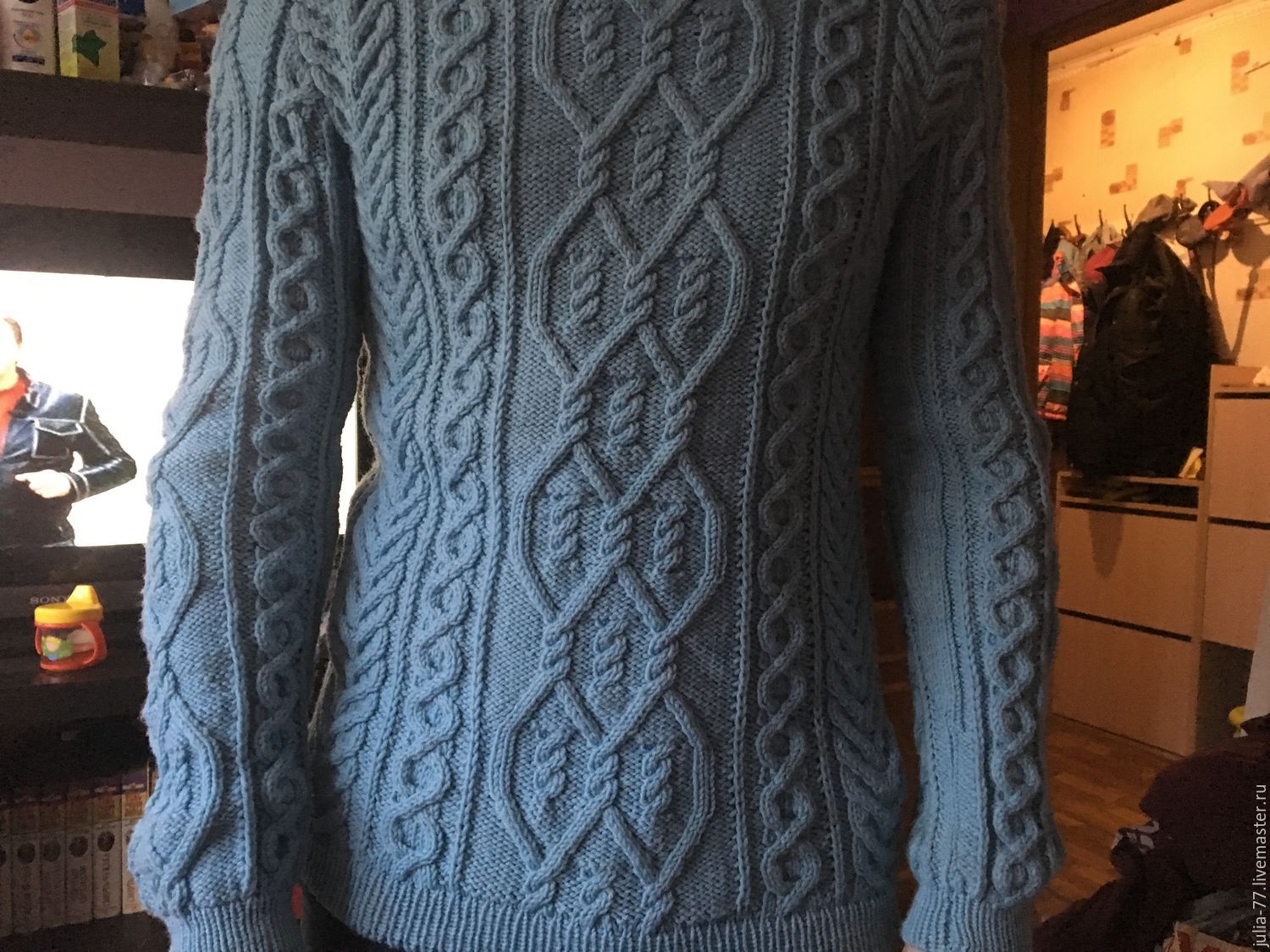 Вязаный свитер с аранами