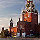 Москва. Кремль. Утро. Первые лучи солнца освещают стены и башни главного символа Москвы и России.