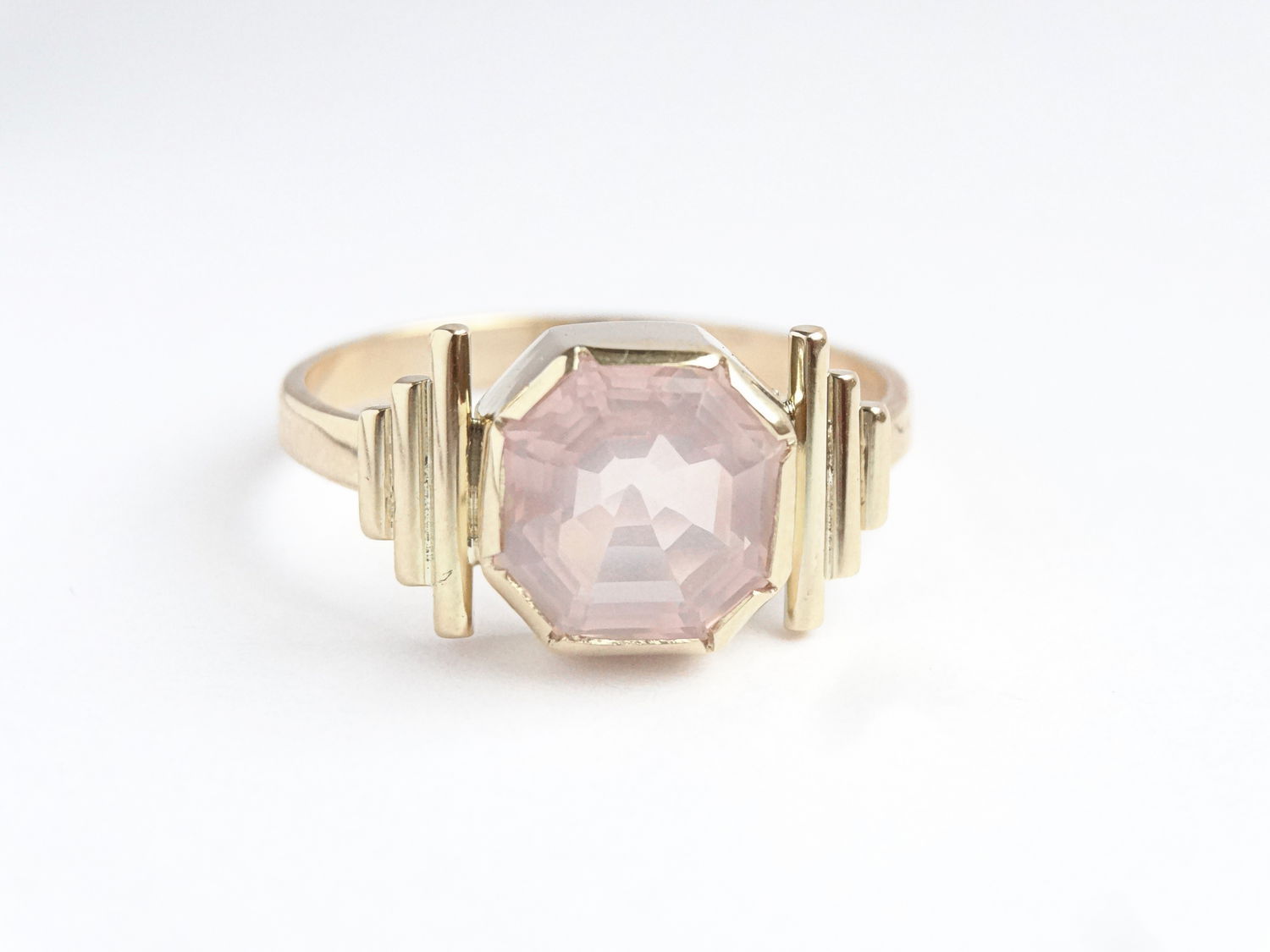 Кольцо розовое золото с розовым кварцем