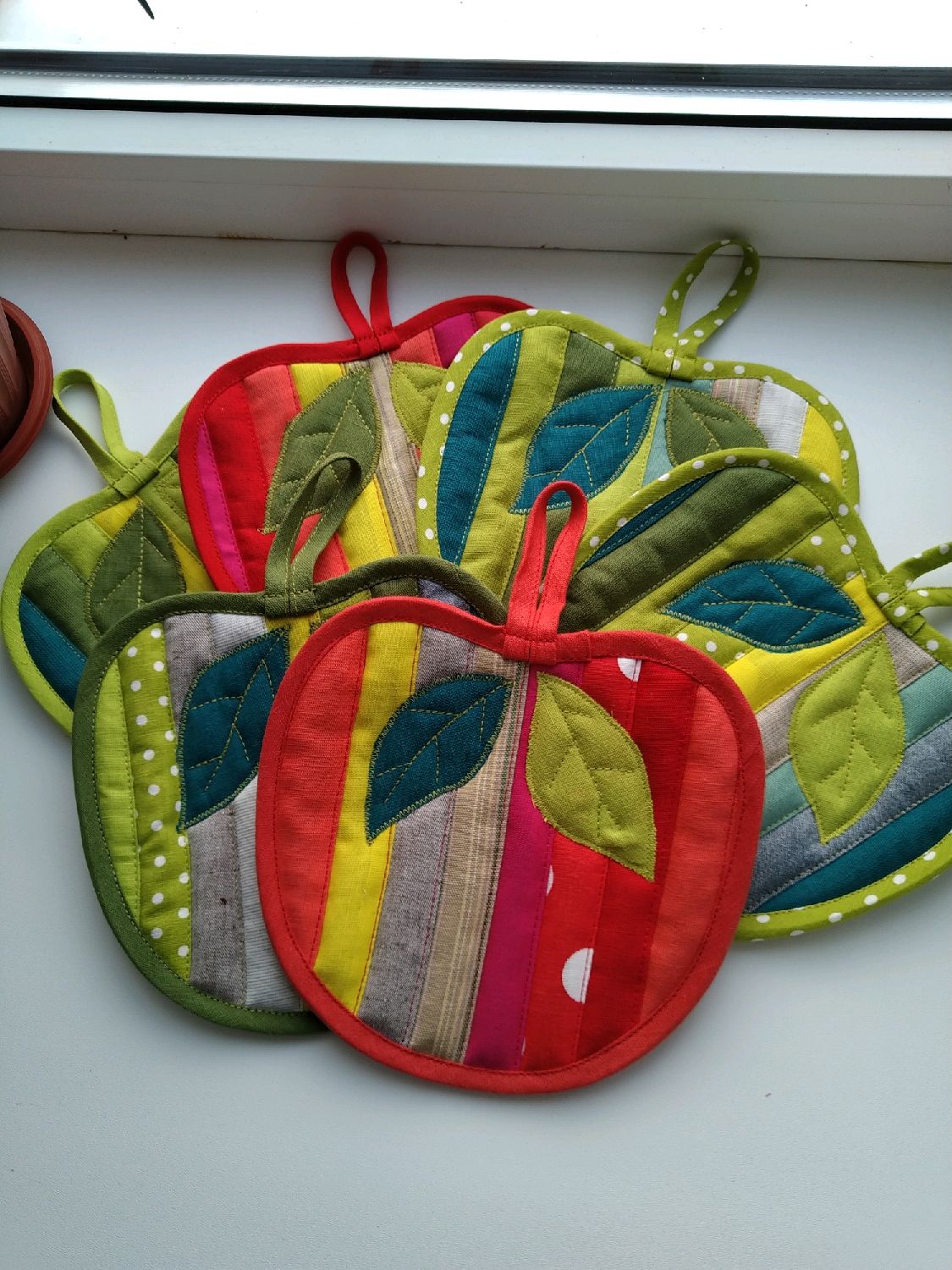 Прихватка яблоко. Необычные прихватки. Прихватка для кухни. Прихватки для кухни из ткани. Прихватки пэчворк.