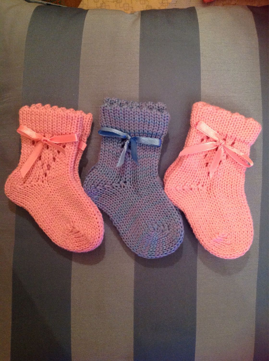 Вязание носочков новорожденному. Вязаные носки для младенца. Вязание носочков для новорожденных. Носочки трикотажные для новорожденных. Носочки для новорожденных спицами.