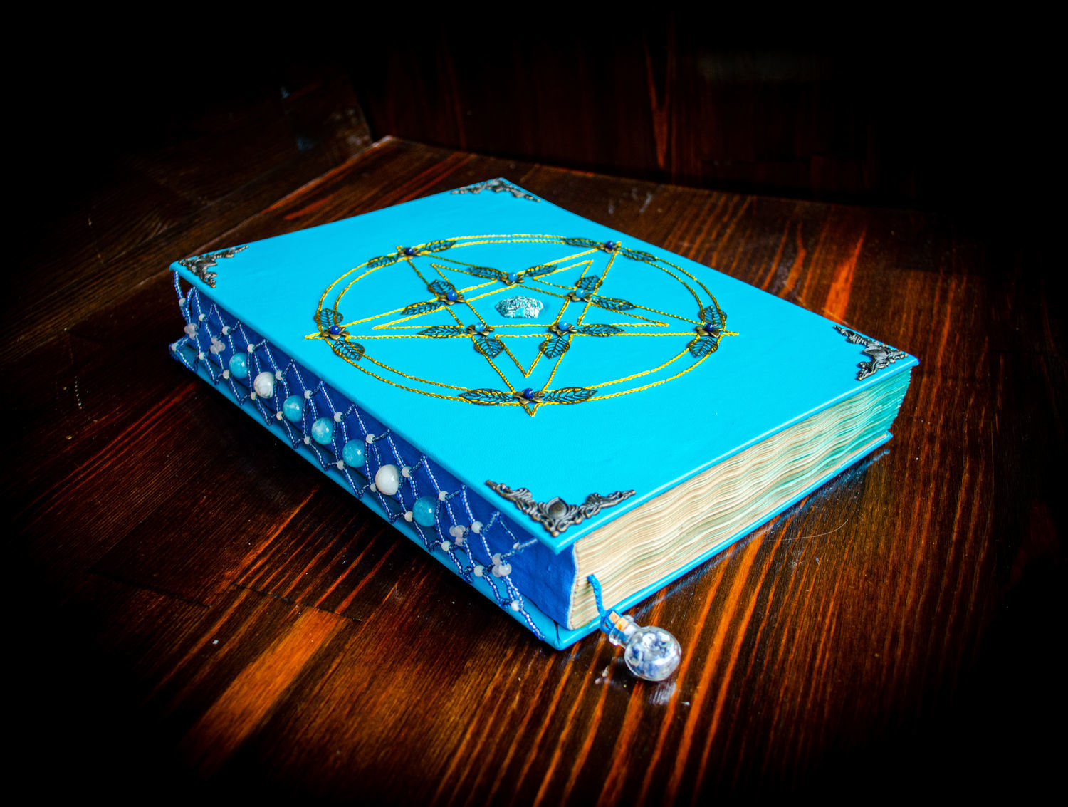 Книга теней автор. Дневник магический. Книга теней. Магическая книга. Украшения для магического дневника.