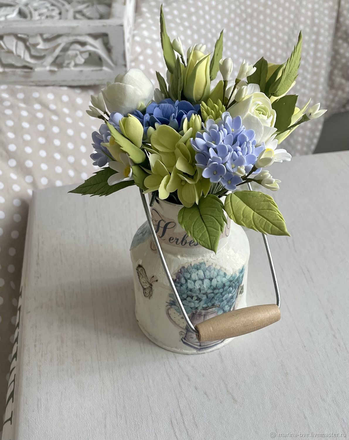 Скульптура букет из цветов в молочном бидоне купить в интернет-магазине ...