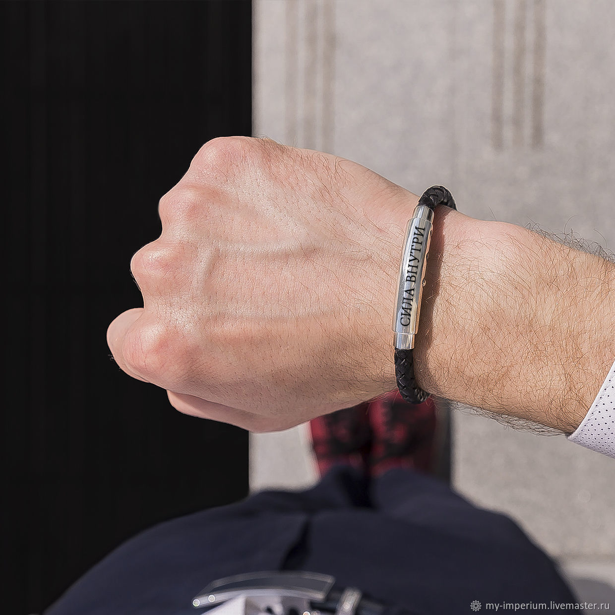 Мужской кожаный браслет с серебром и гравировкой купить в интернет-магазинеЯрмарка Мастеров по цене 13400 ₽ – G46SNRU