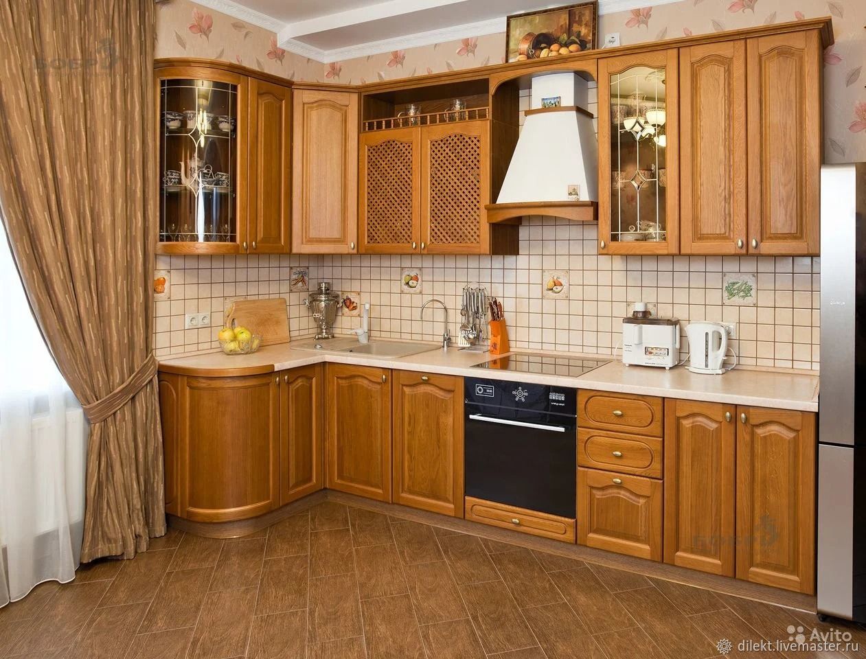 Фабричная кухня купить. Кухня угловая деревянная. Кухонный гарнитур дерево. Кухонный гарнитур из массива. Угловые кухни из массива дерева.