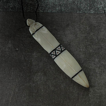 амулет из кости и меха с геометрическим орнаментом