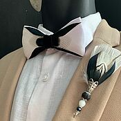 Белый галстук-бабочка с перьями цесарки и петуха