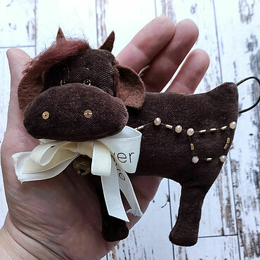 Куклы и игрушки ручной работы. Ярмарка Мастеров - ручная работа Бычок на елку бык игрушка елочная корова год быка коровка. Handmade.