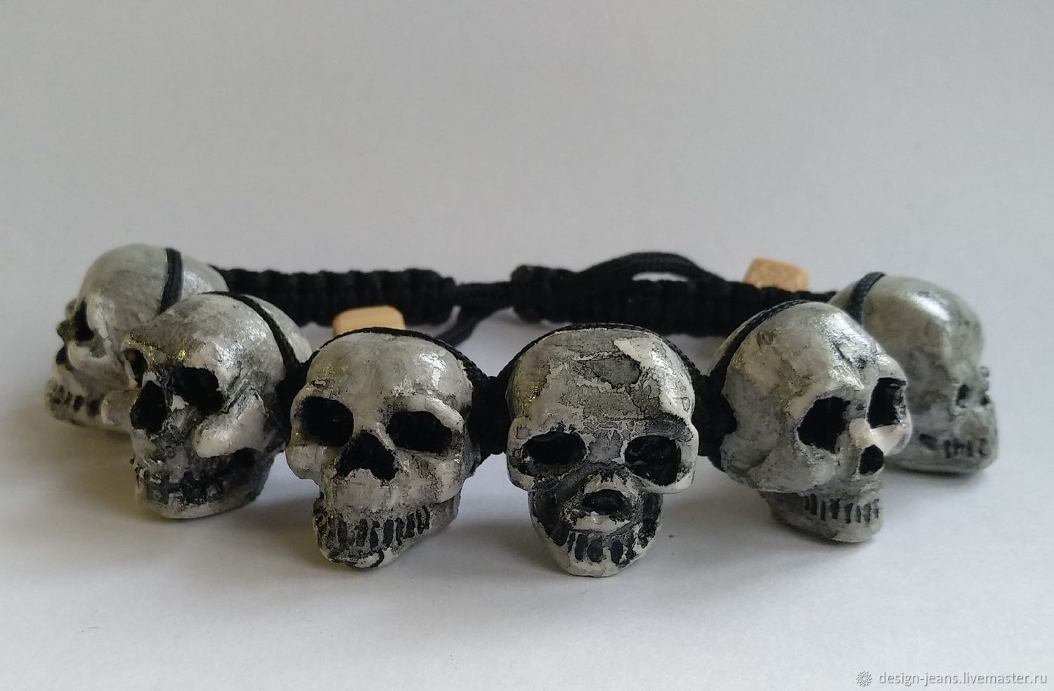 Браслет из черепов серебро. Череп на браслете. Браслет черепа серебро. B 1535). Браслет с черепами женский.