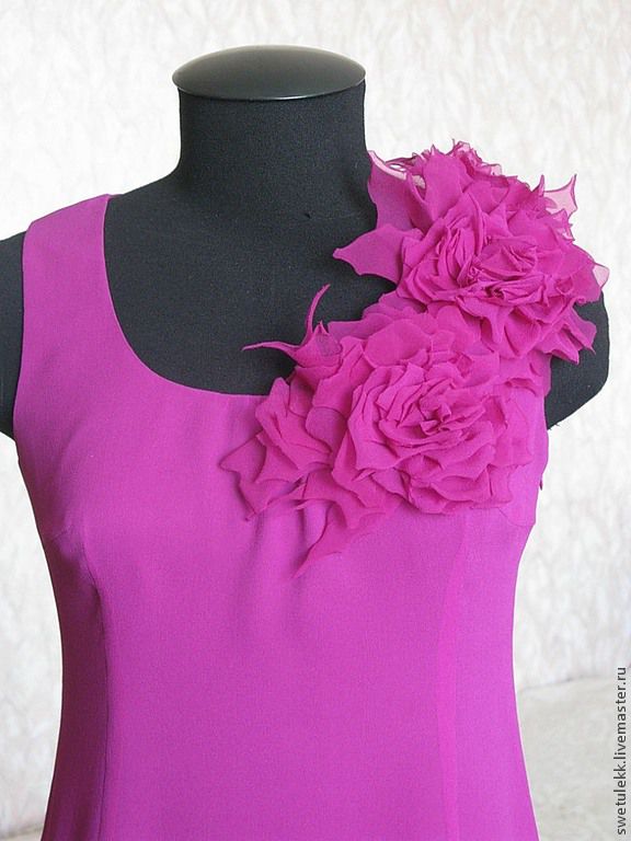 Платье с розой на плече