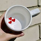 Посуда ручной работы. Ярмарка Мастеров - ручная работа Taza de 3 corazones en la parte inferior taza plana blanca personalizada. Handmade.