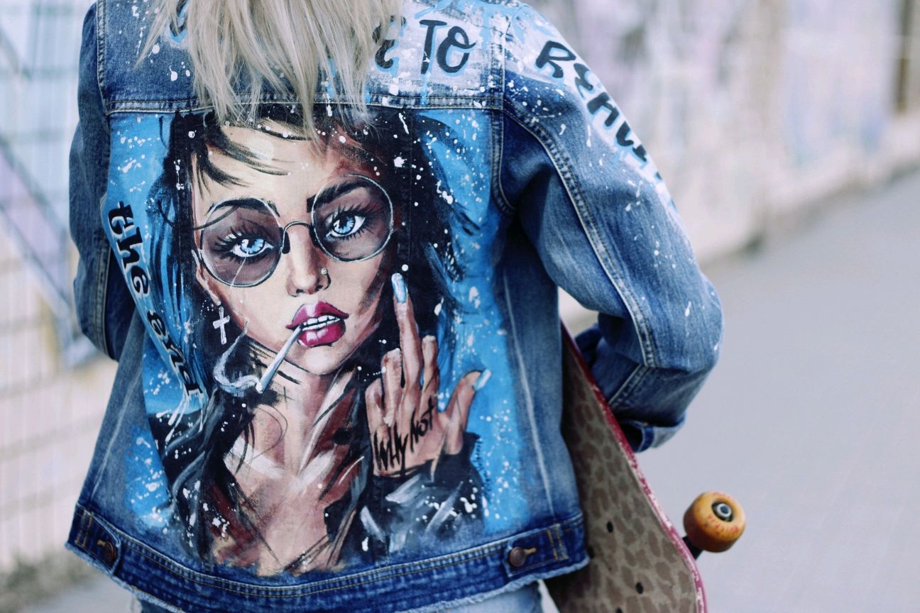 Джинсовая куртка с рисунком на спине ручная роспись кастомизация винтернет-магазине Ярмарка Мастеров по цене 12000 ₽ – LK2LORU